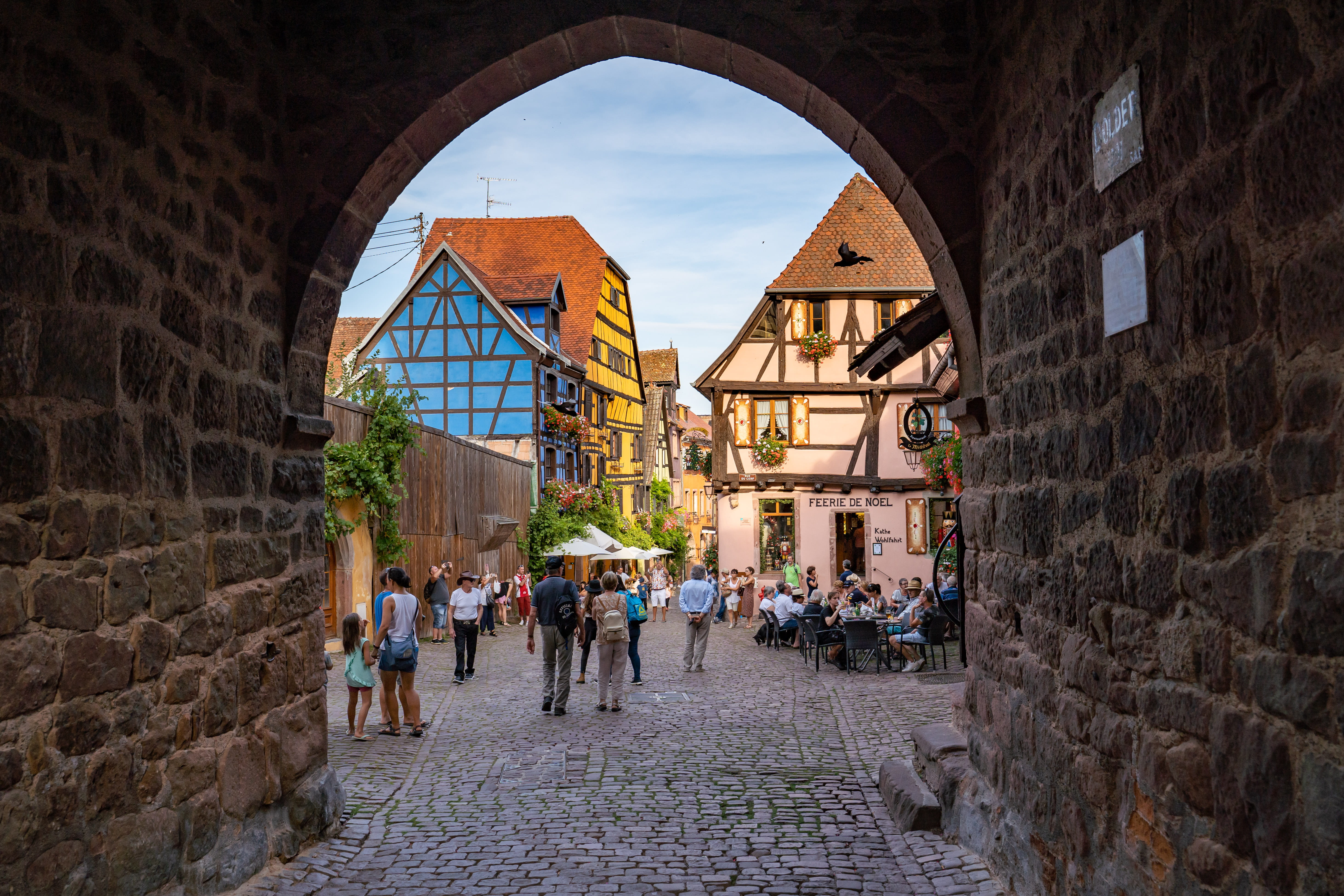 Riquewihr_HD-51 (1) Vue de la Grand Rue de Riquewihr depuis le Dolder en haut de la ville par temps ensoleillé