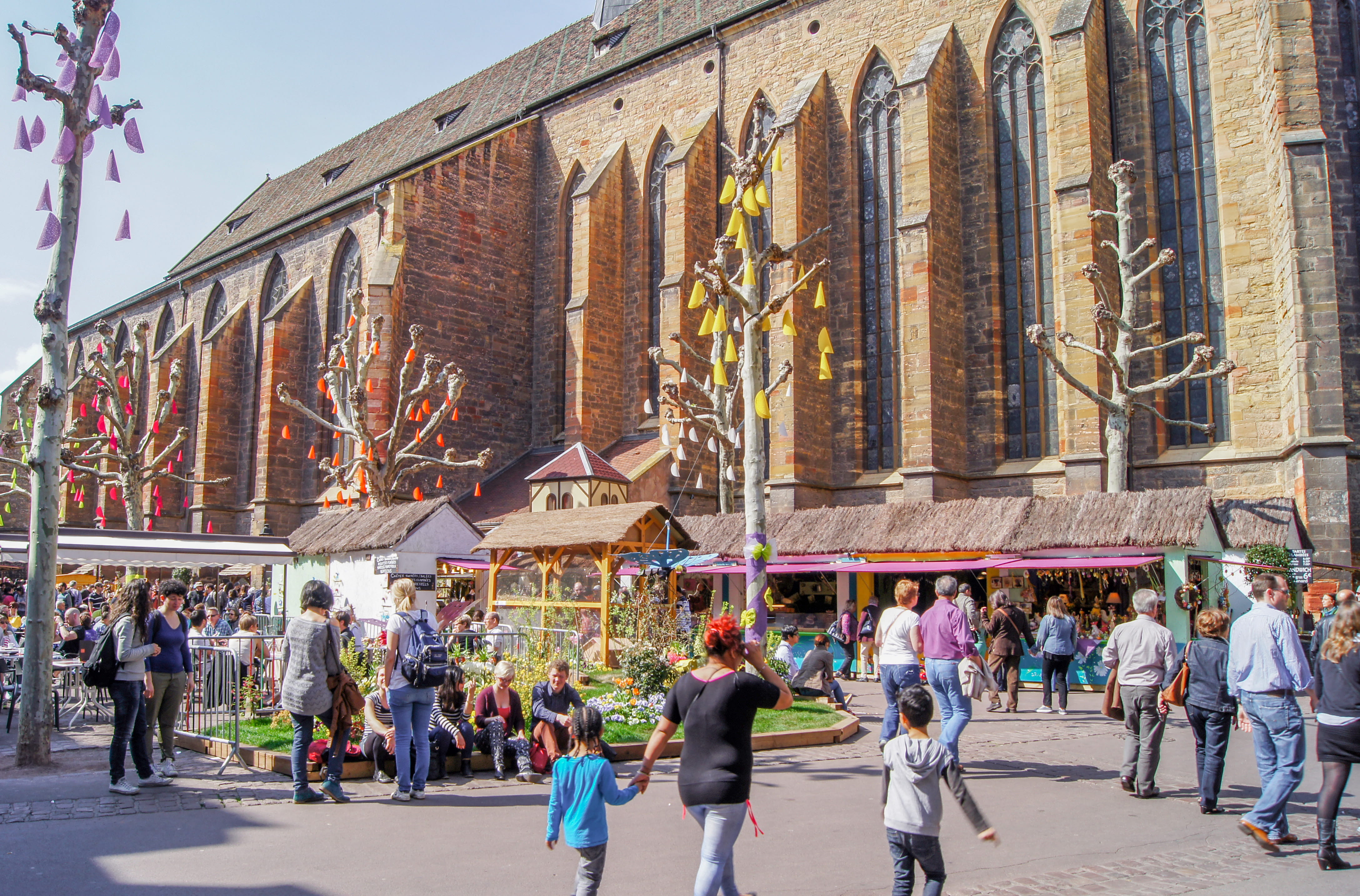 Marché de printemps © Colmar Tourisme (1) La Place des Dominicains à Colmar décorée aux couleurs de Pâques à l'occasion des marchés de printemps, avec des maisonnettes et une ferme en ville